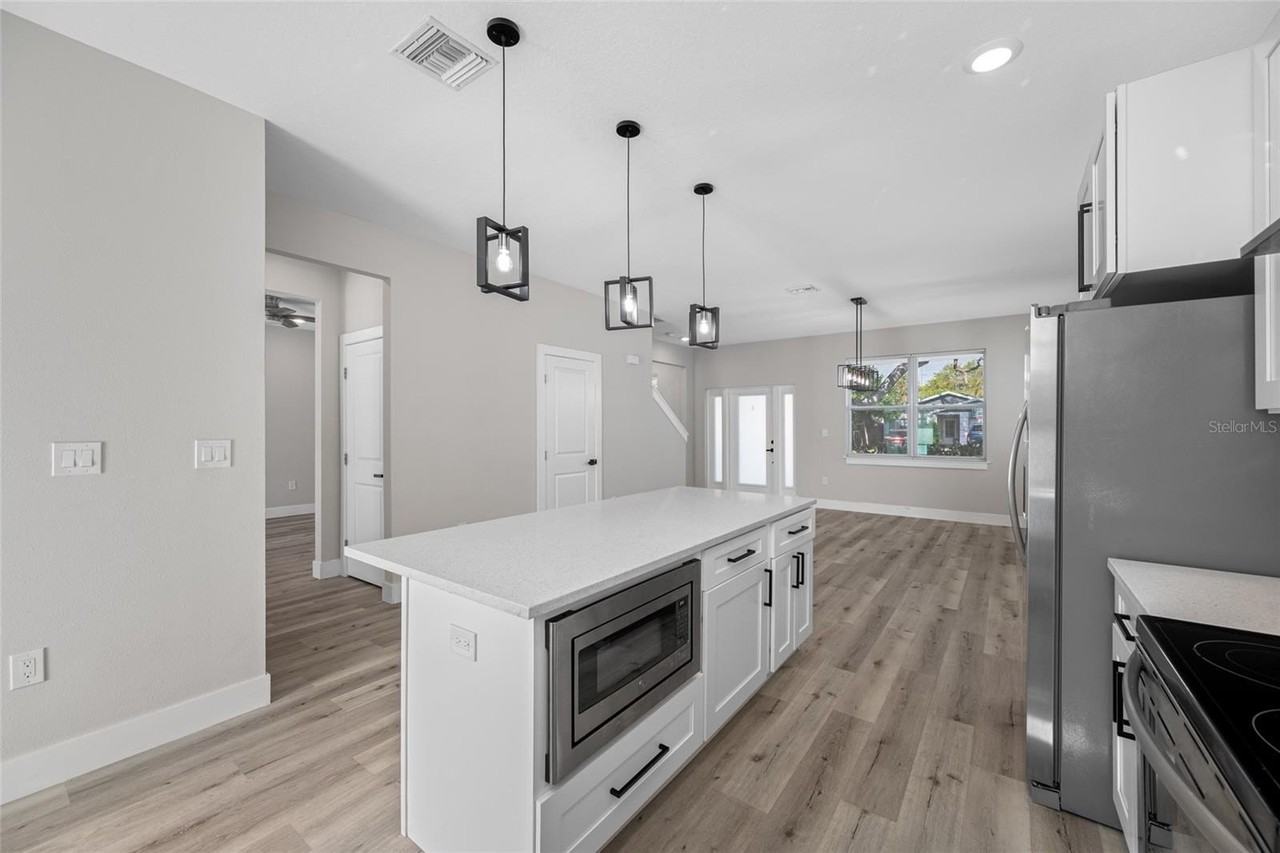 6910 Dartmouth Ave N - Photo 7 of 22