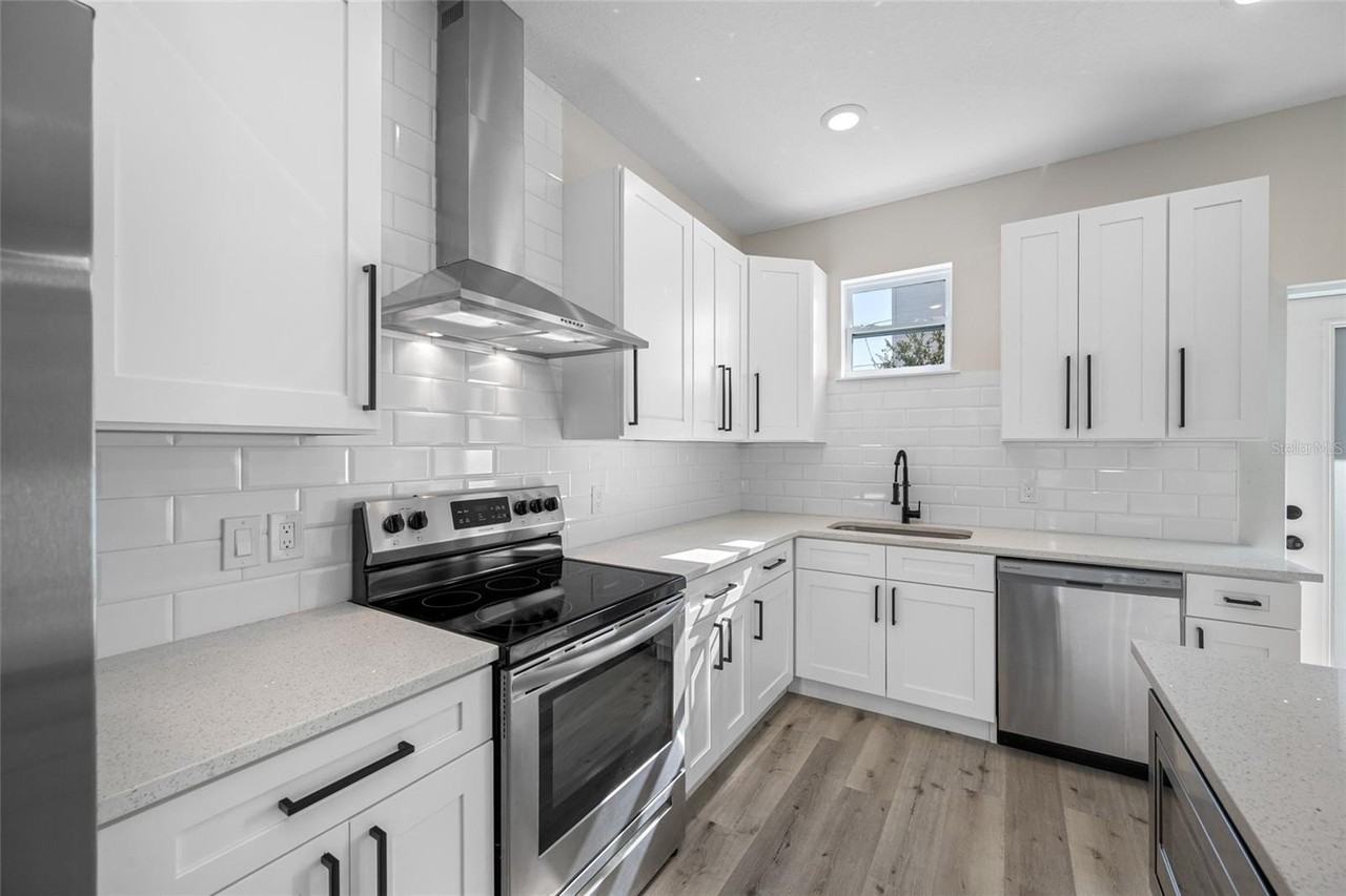 6910 Dartmouth Ave N - Photo 7 of 21