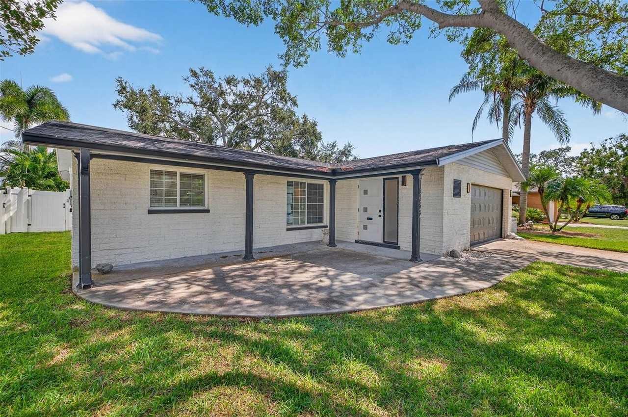 3927 Helena St Ne - Photo 3 of 41