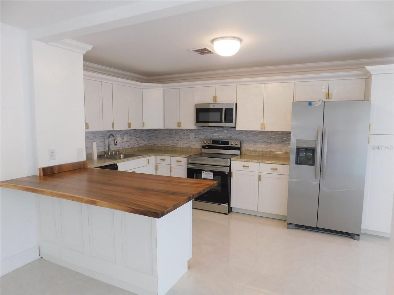 2233 Springwood Cir W - Photo 3 of 24