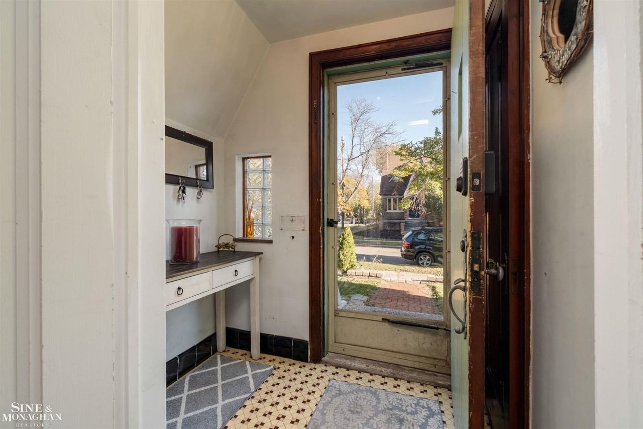 441 Manor St - Photo 2 of 39