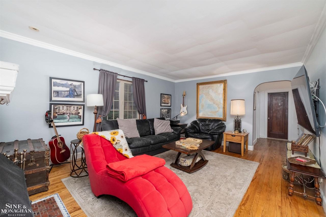 441 Manor St - Photo 3 of 39