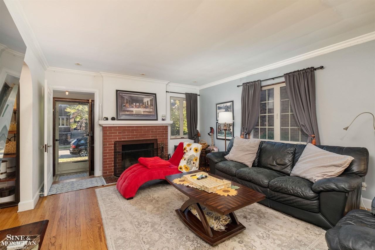 441 Manor St - Photo 4 of 39