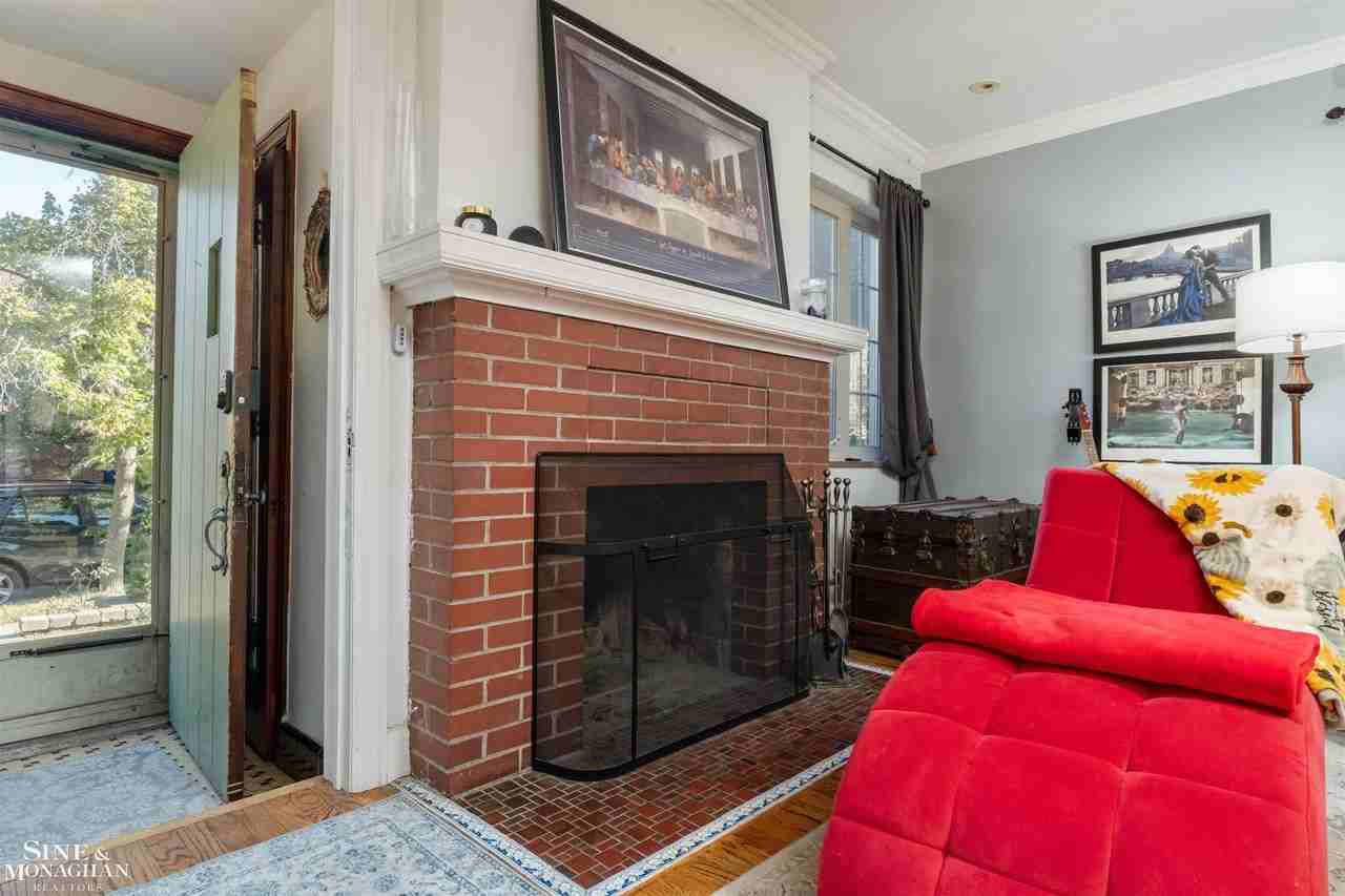 441 Manor St - Photo 5 of 39