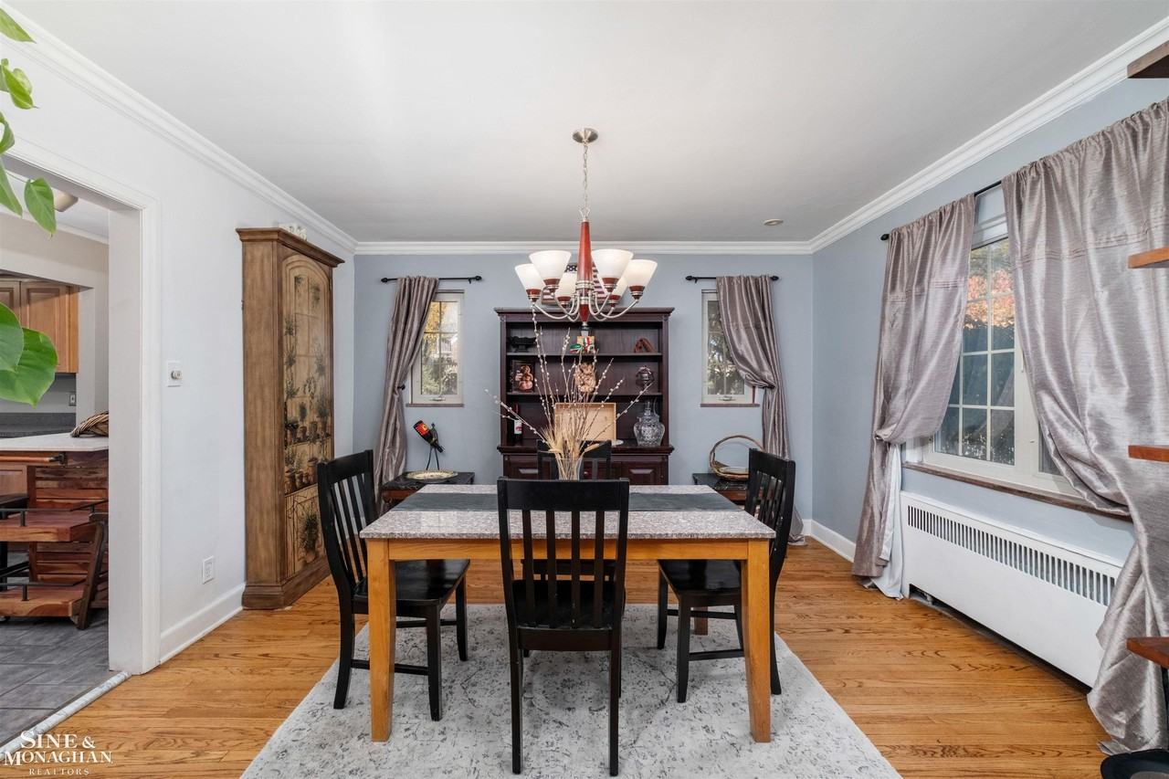 441 Manor St - Photo 7 of 39