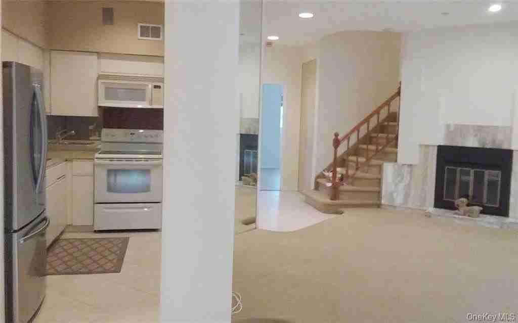 130 S Middle Neck Rd Apt 2 #2 - Photo 6 of 17