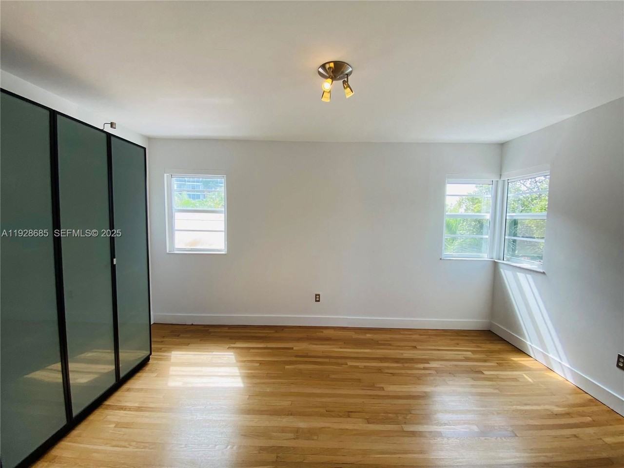 6881 Bay Dr - Photo 3 of 8