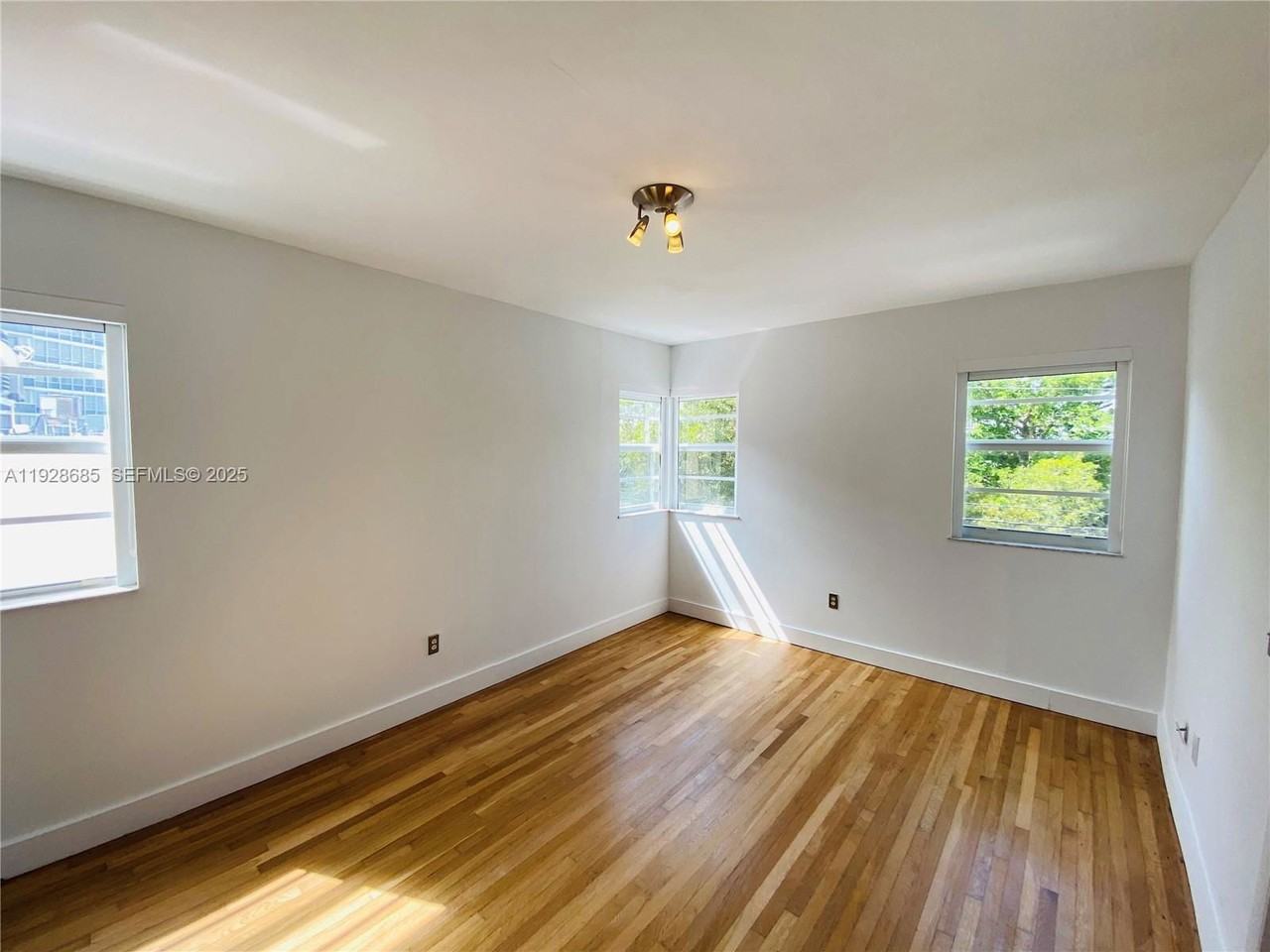 6881 Bay Dr - Photo 5 of 8