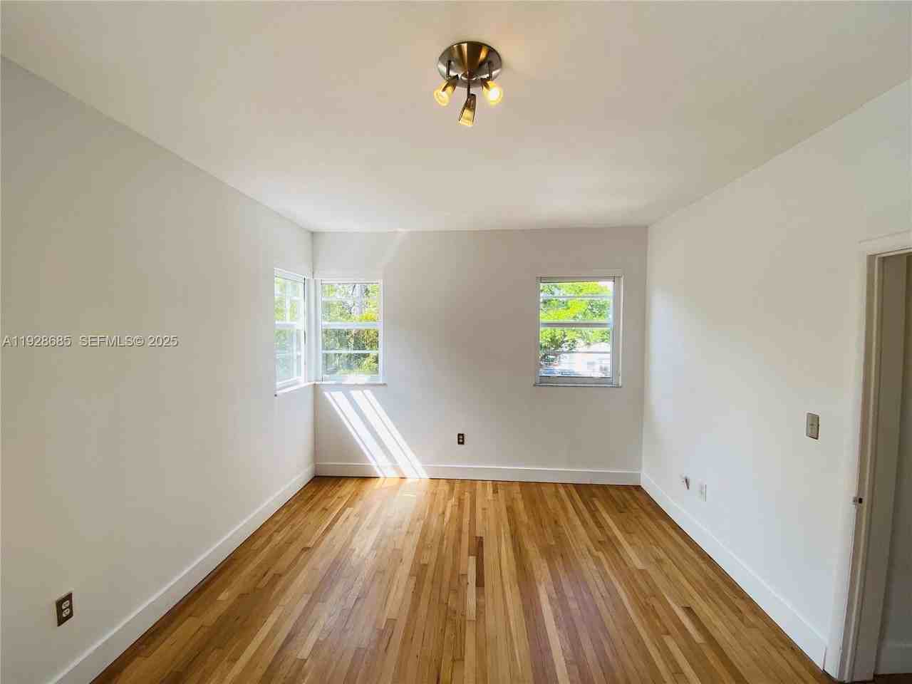 6881 Bay Dr - Photo 7 of 8