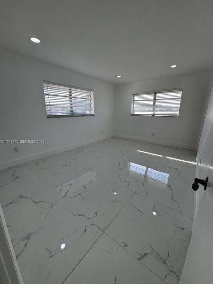 15201 Ne 6th Ave - Photo 3 of 8