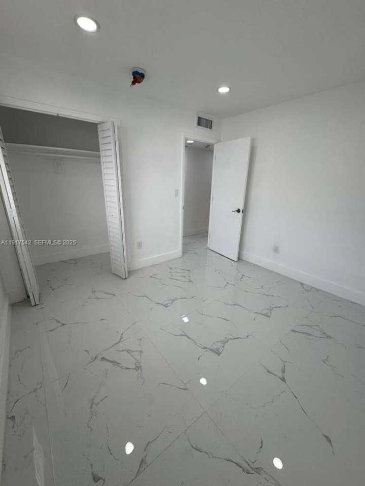 15201 Ne 6th Ave - Photo 6 of 8