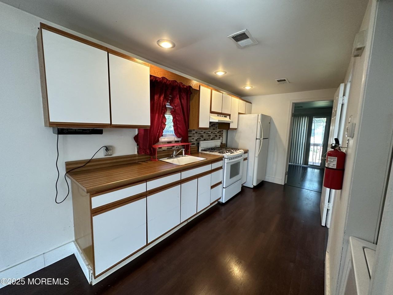 143 8th St - Photo 5 of 11