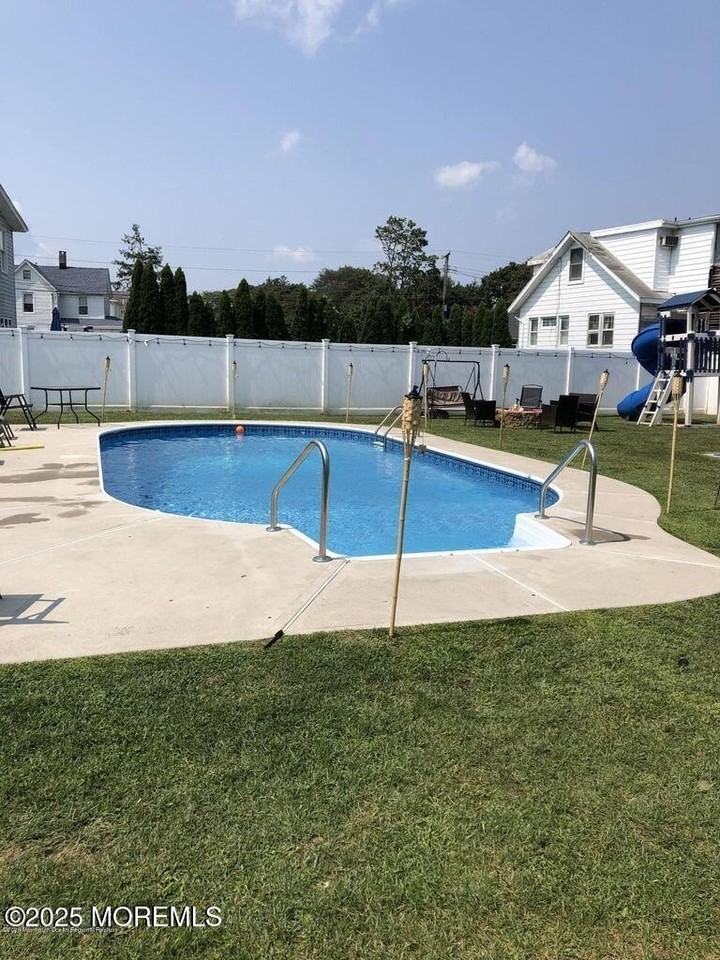 317 Roosevelt Ave - Photo 3 of 6