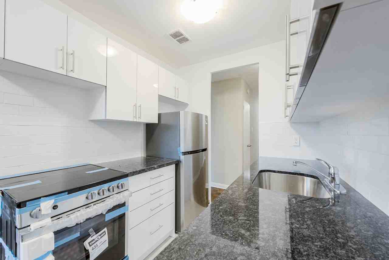 225-227 Cosburn Ave - Photo 5 of 17