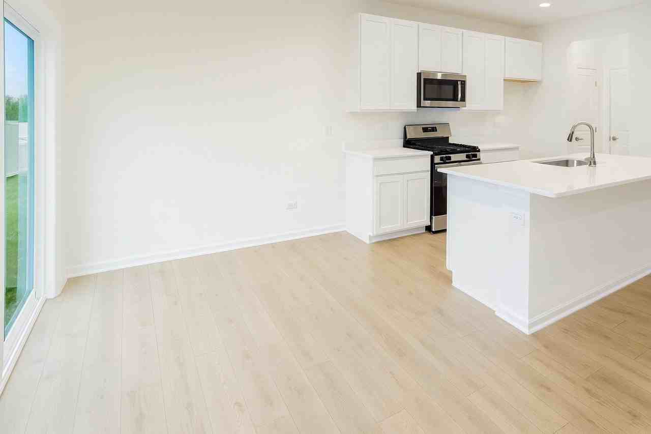 16503 W Golden Valley Ln - Photo 3 of 12