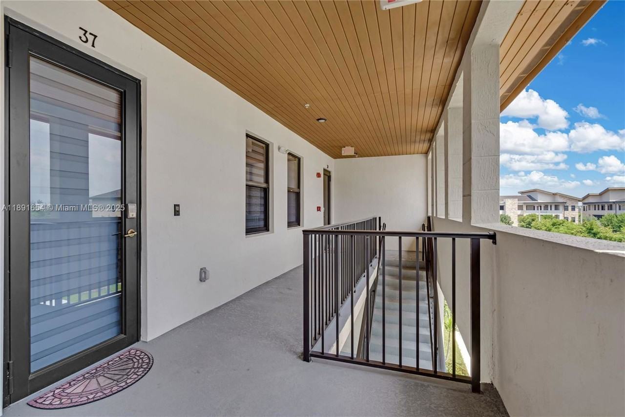 8046 Nw 104th Ct - Photo 5 of 8