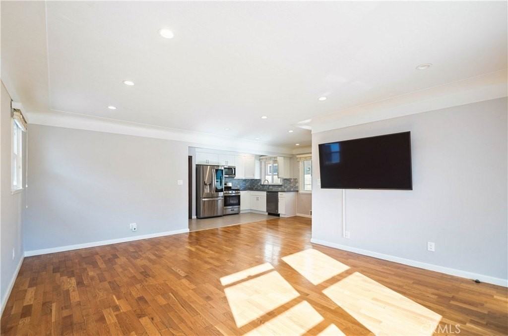 721 E Elmwood Ave - Photo 3 of 26