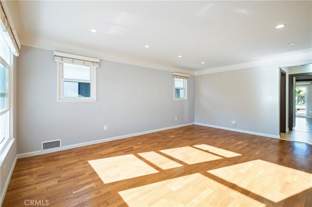 721 E Elmwood Ave - Photo 4 of 26