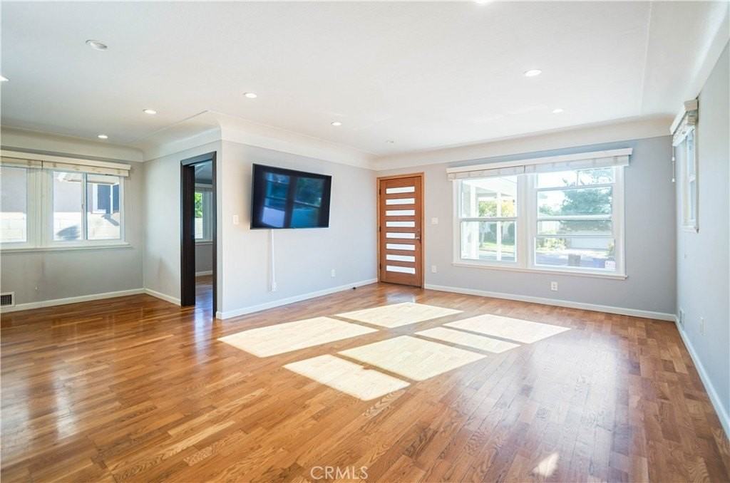 721 E Elmwood Ave - Photo 5 of 26