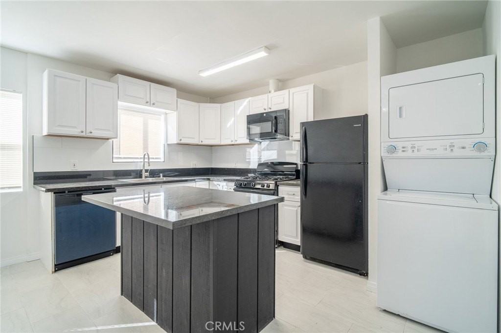 2370 Pine Ave - Photo 3 of 23