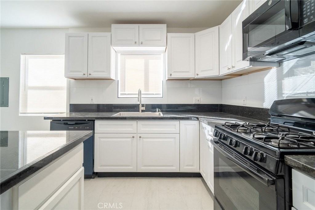 2370 Pine Ave - Photo 5 of 23