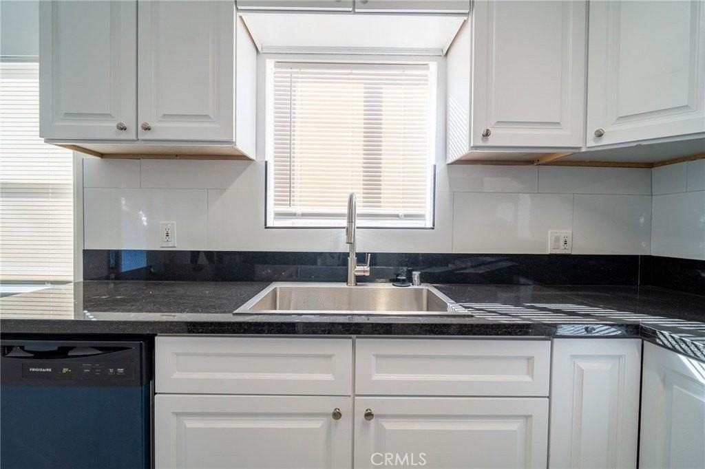 2370 Pine Ave - Photo 6 of 23