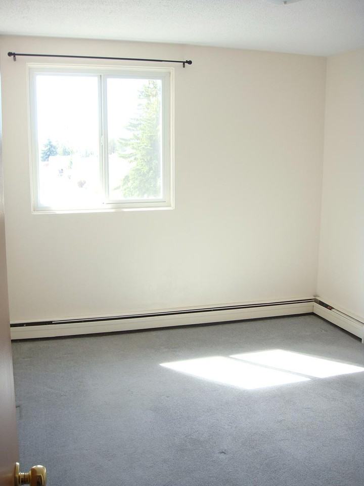 Sussex House Apartments - Photo 2 of 6