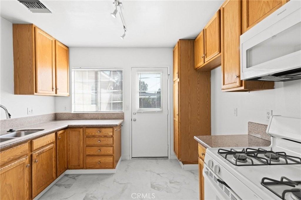 17414 Burma St - Photo 6 of 21