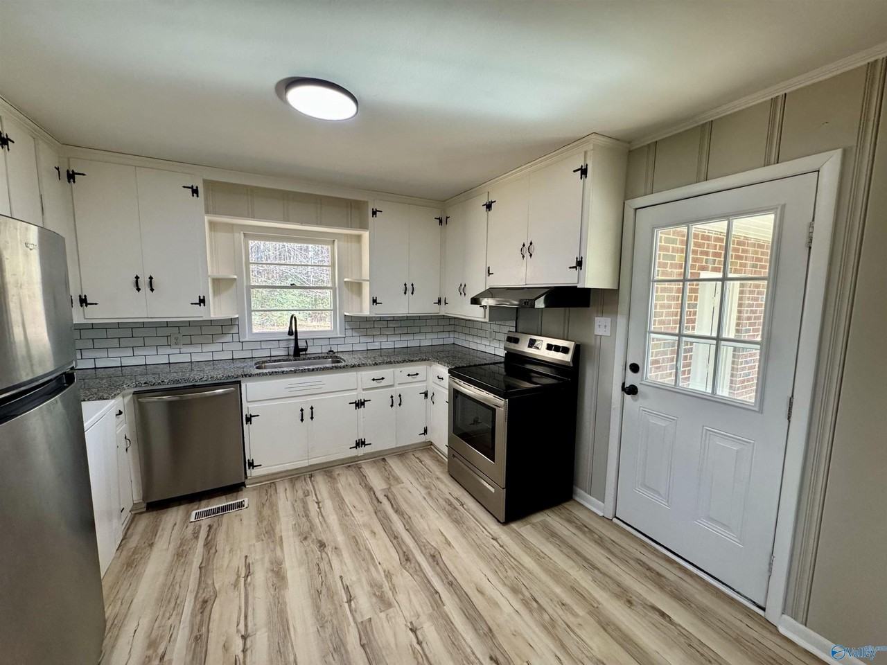 17456 Lucas Ferry Rd - Photo 3 of 9