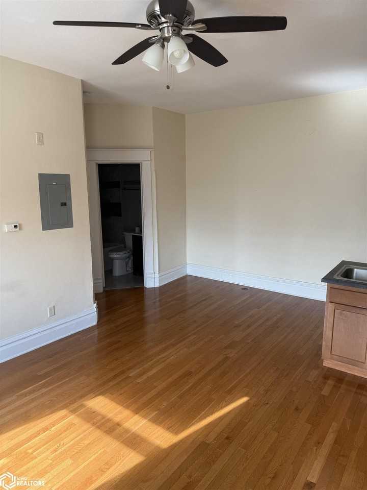 901 Main St - Photo 3 of 11