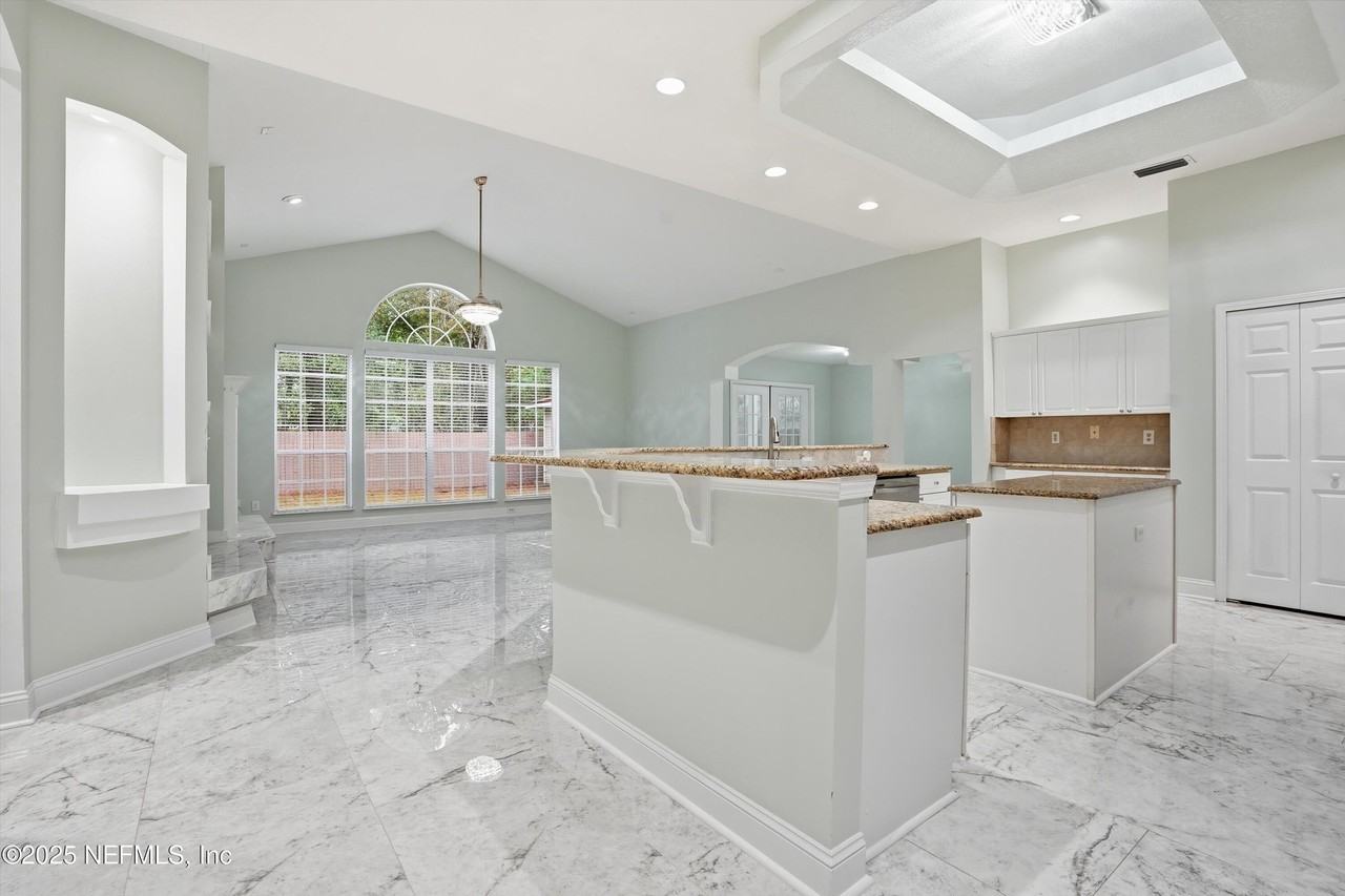 2810 Sweetholly Dr - Photo 7 of 28