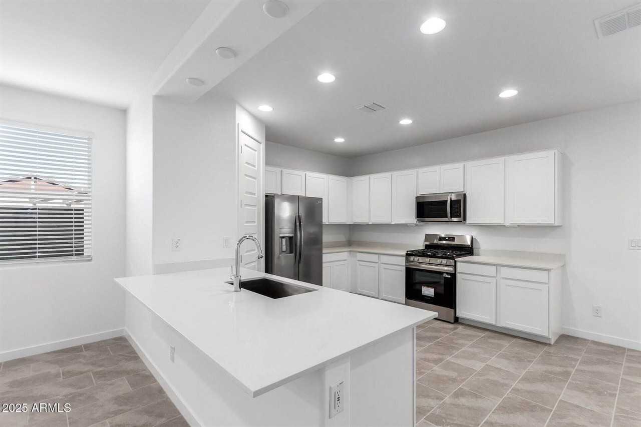 3113 S 156th Ave - Photo 6 of 41