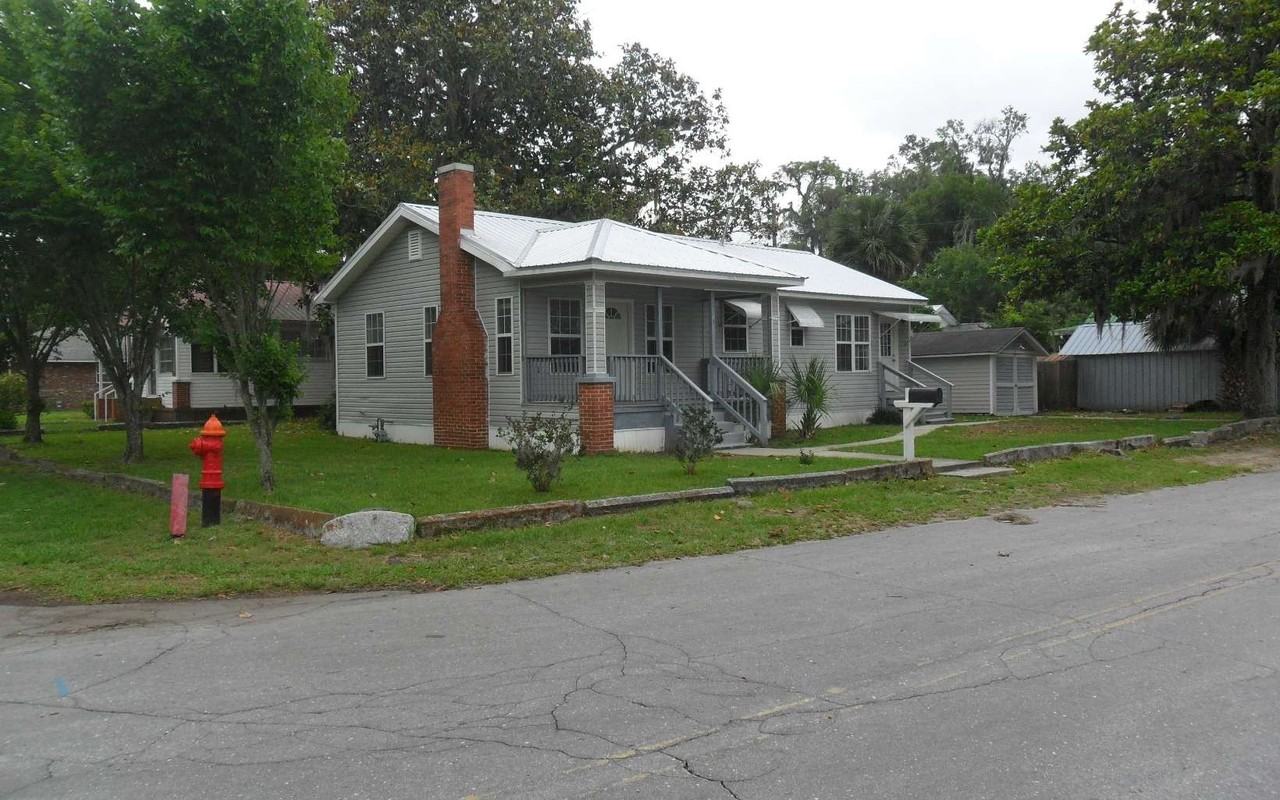 311 Nw Stadium Ter - Photo 2 of 21