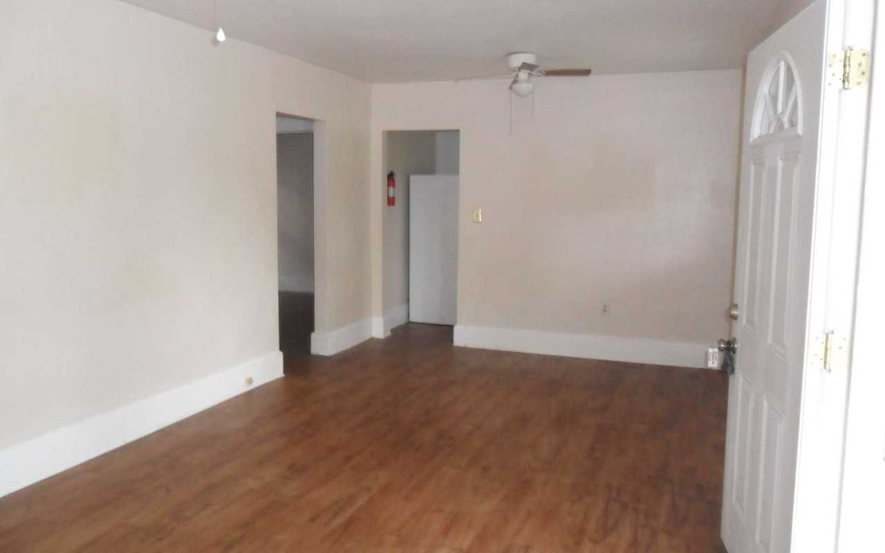 311 Nw Stadium Ter - Photo 3 of 21