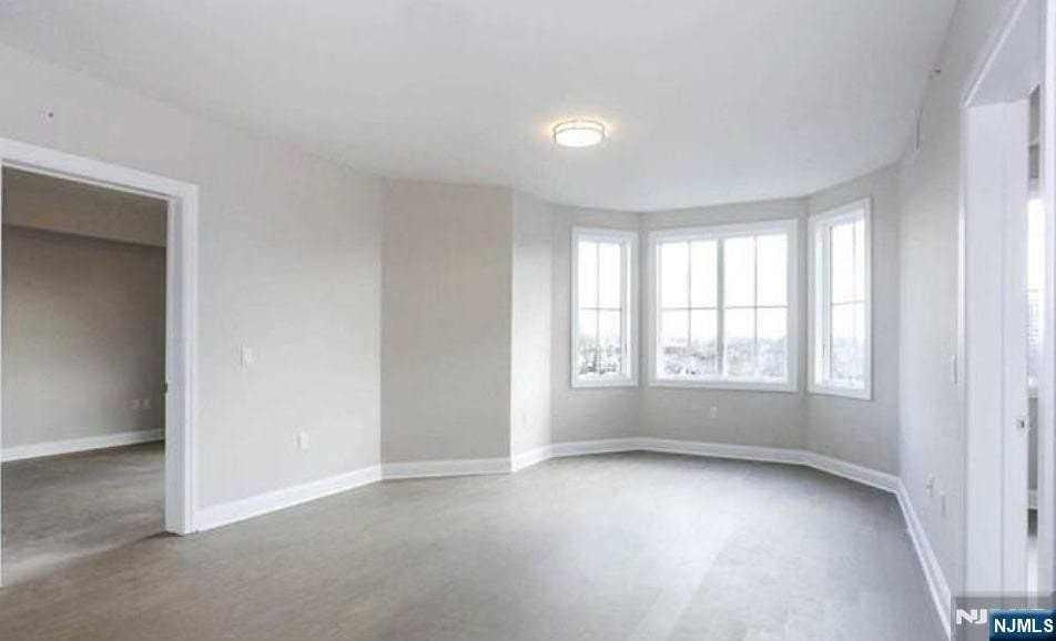 555 10th St - Photo 2 of 15