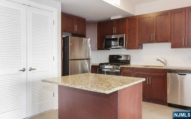 555 10th St - Photo 5 of 15