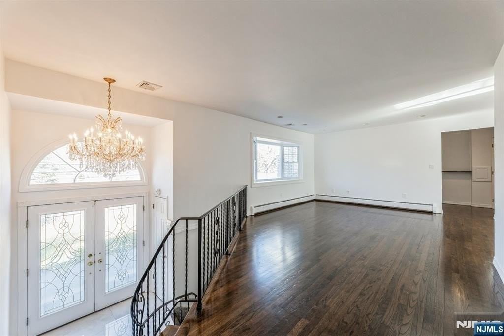 562 Franklin Ave - Photo 2 of 29