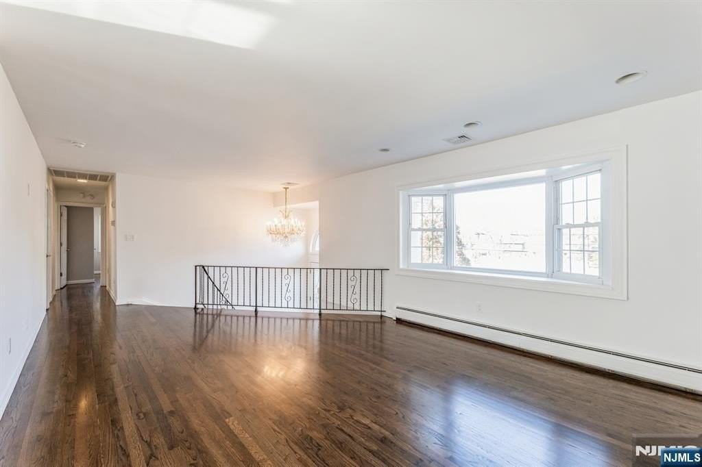 562 Franklin Ave - Photo 3 of 29