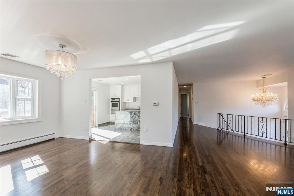 562 Franklin Ave - Photo 4 of 29