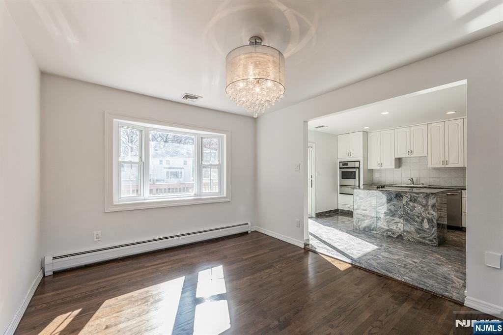 562 Franklin Ave - Photo 5 of 29