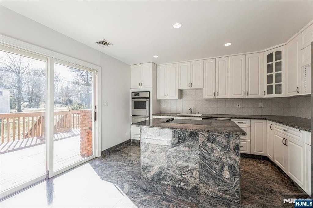 562 Franklin Ave - Photo 6 of 29