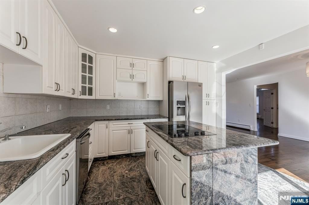 562 Franklin Ave - Photo 7 of 29