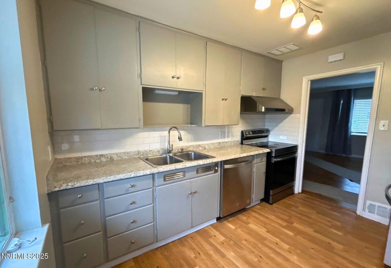 320 W Plumb Ln - Photo 5 of 22