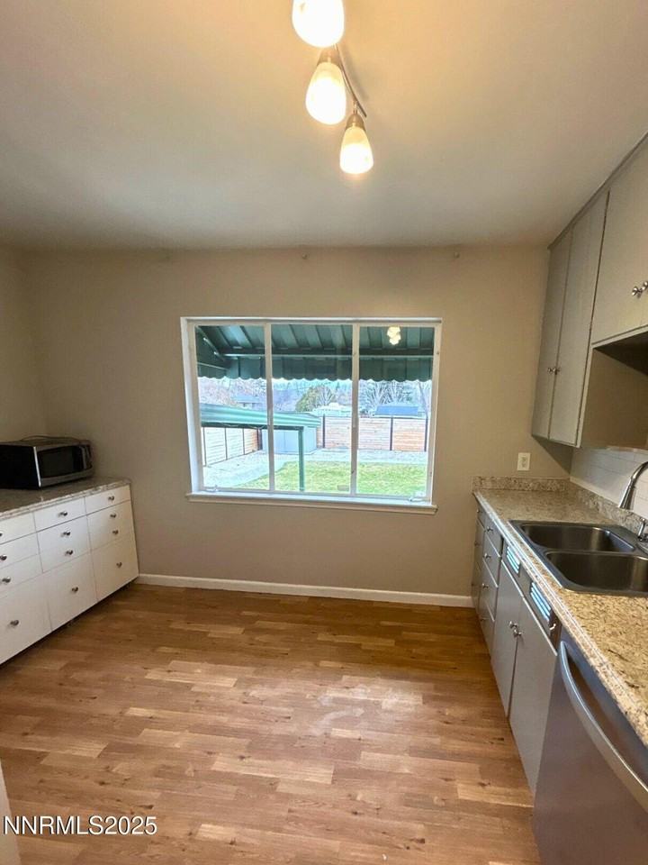 320 W Plumb Ln - Photo 6 of 22