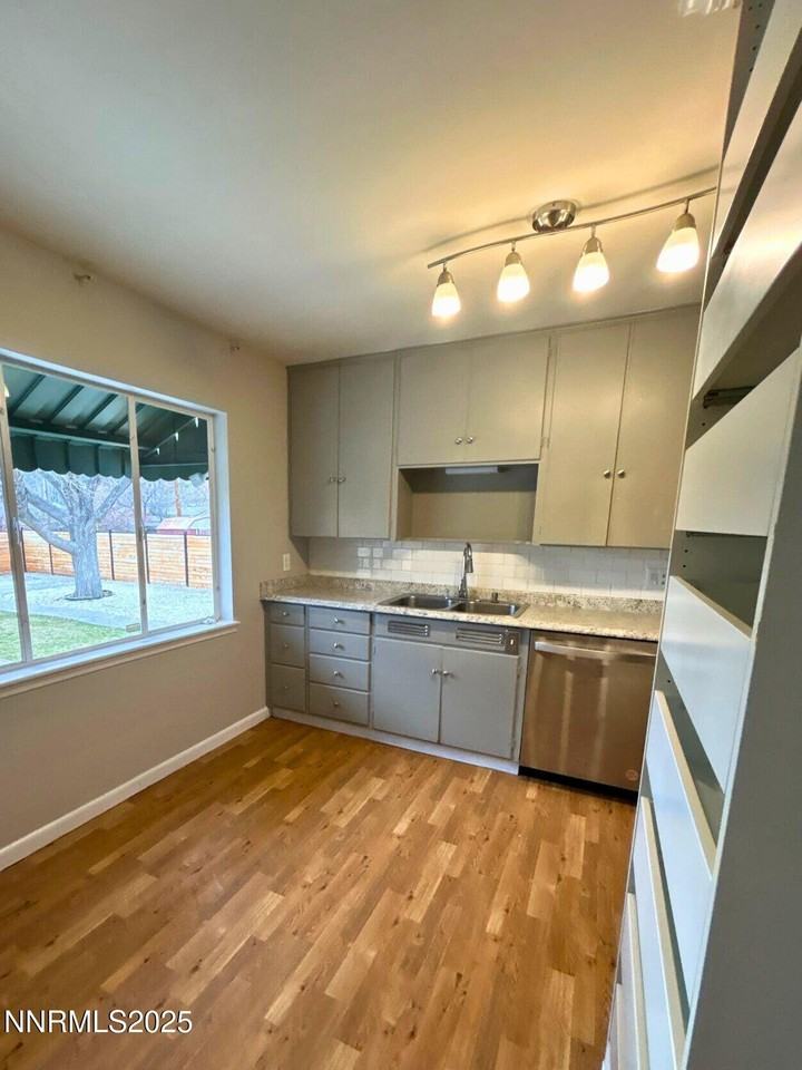 320 W Plumb Ln - Photo 7 of 22