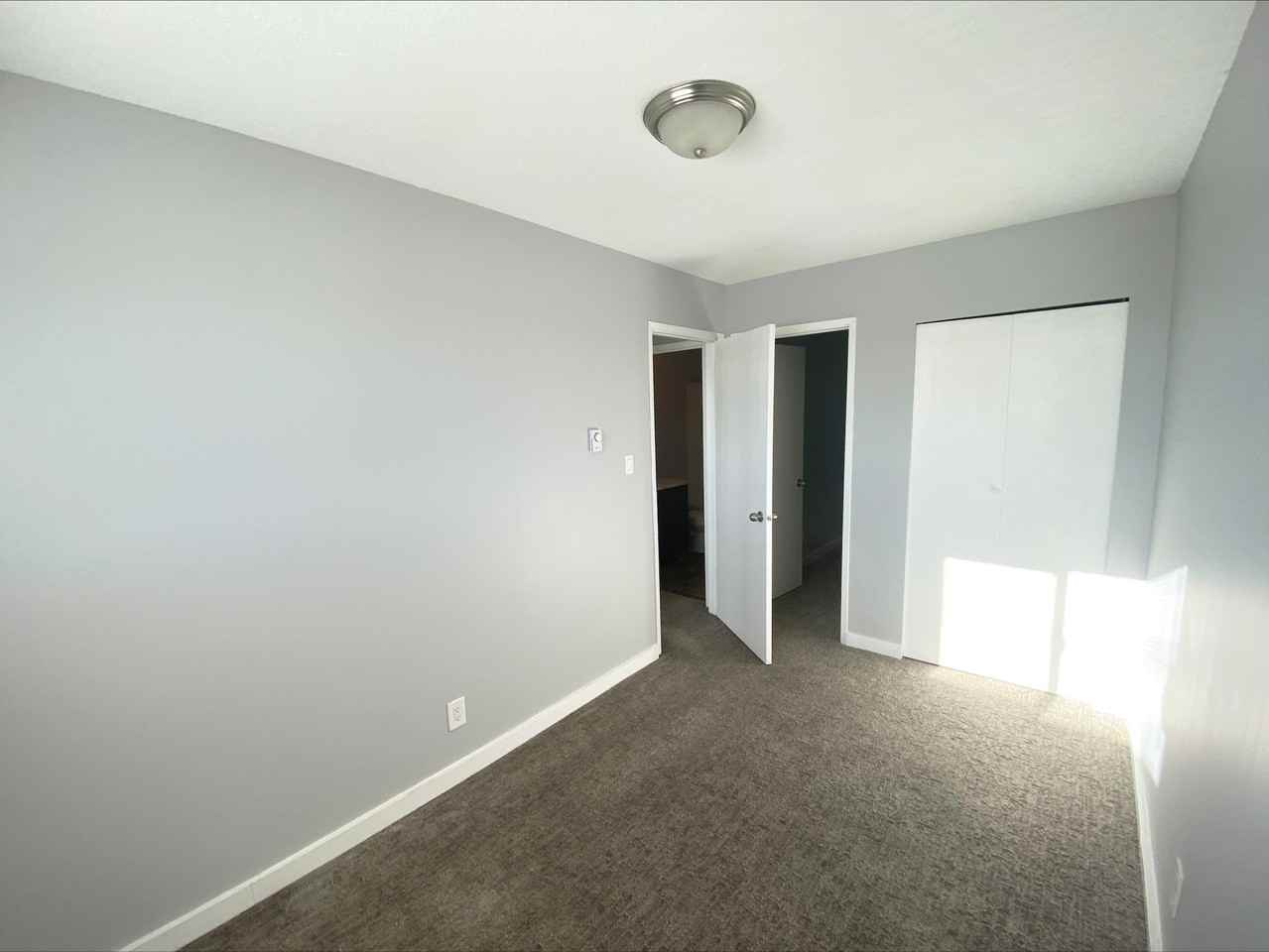 Manor 99 - Photo 7 of 8