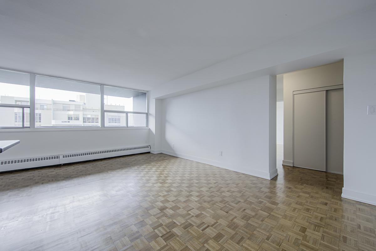 1249 North Shore Boulevard, East - Photo 4 of 40