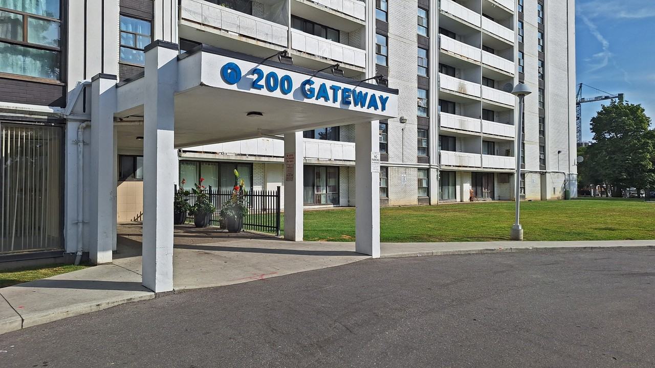 200 Gateway Blvd - Photo 2 of 24