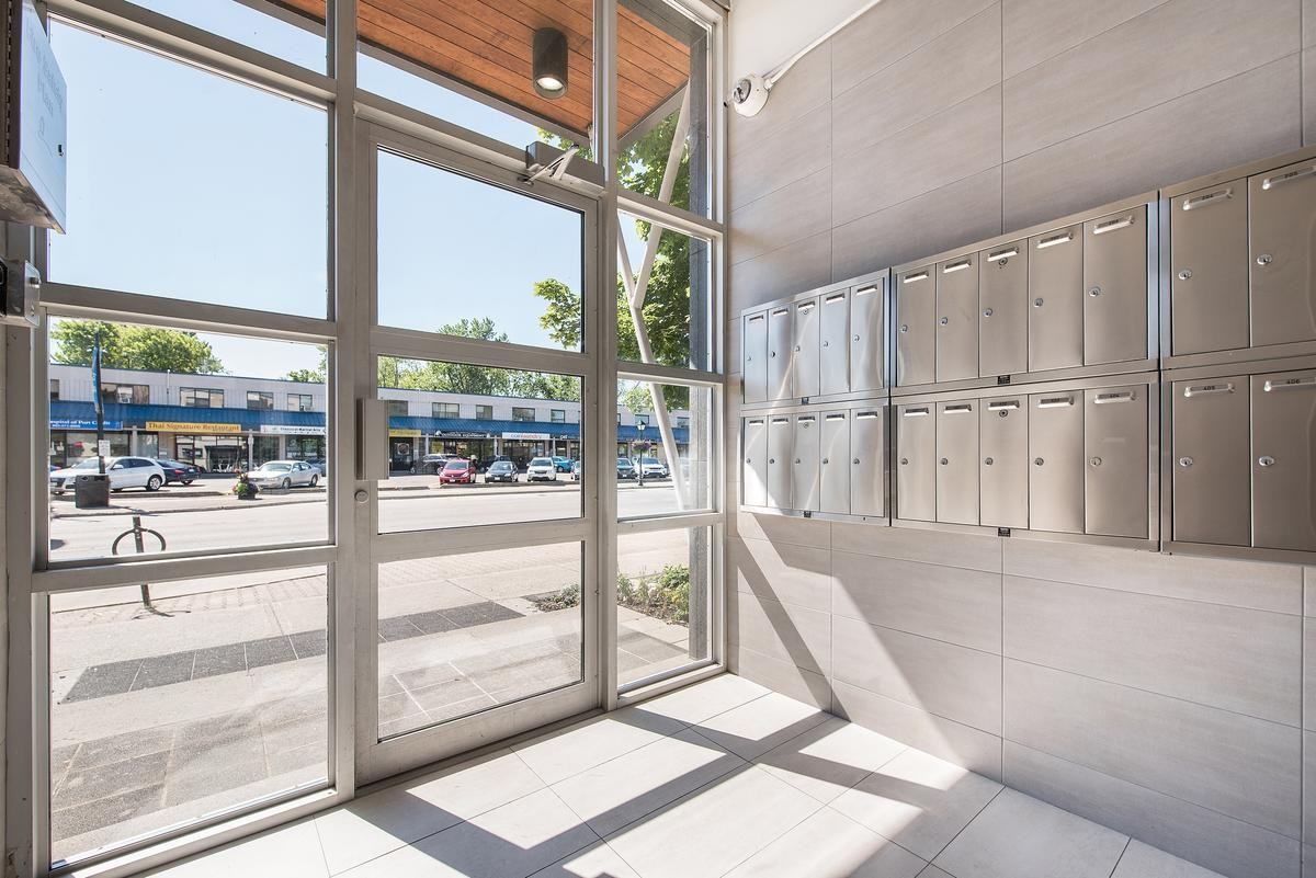 206 Lakeshore Road East - Photo 3 of 12