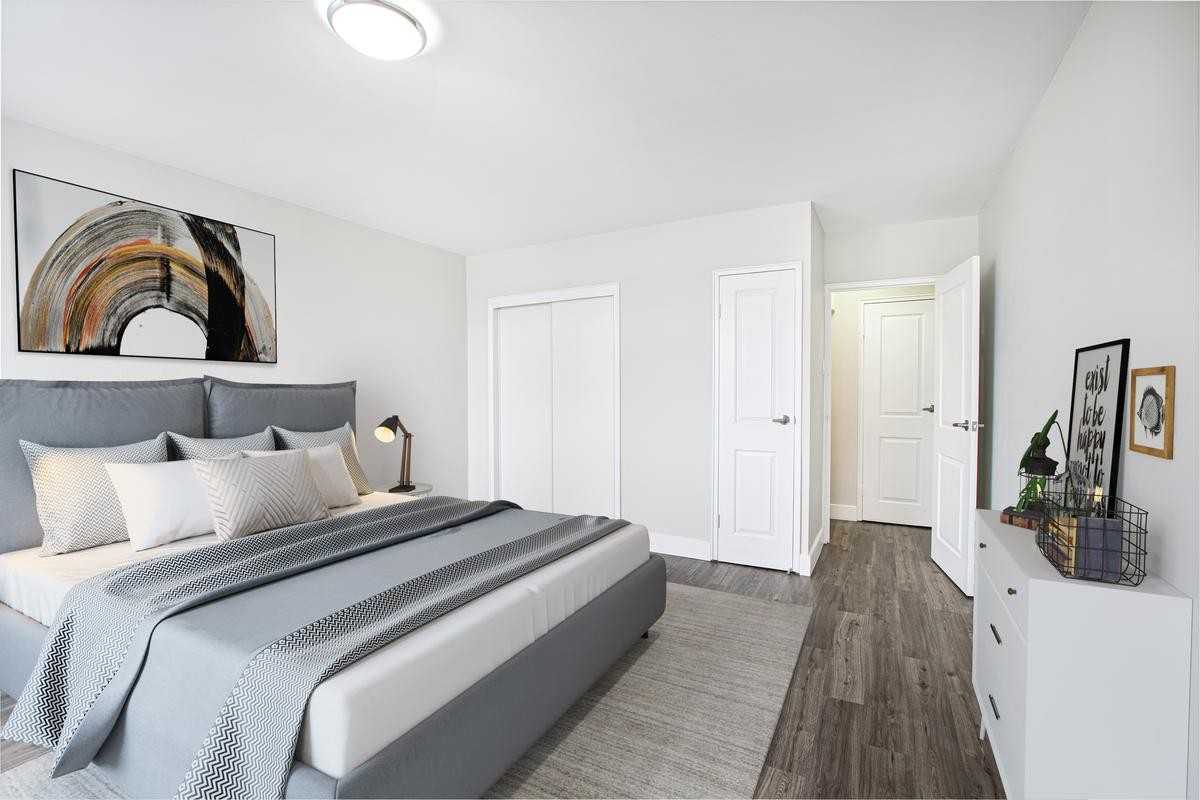 206 Lakeshore Road East - Photo 4 of 12